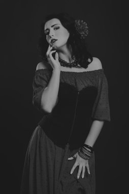 Kırmızı ve siyah elbiseli güzel esmer