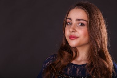 Hafif bir arka plan üzerinde kısa bir etek bir kız. Güzel ve genç birbayan. Güzel profesyonel makyaj.