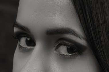 Güzel göz makyajı ve dudakları kapat