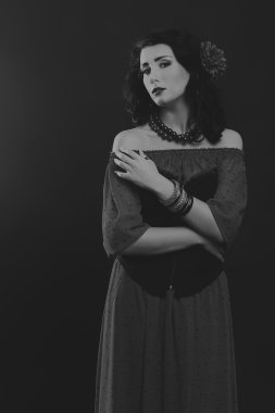 Kırmızı ve siyah elbiseli güzel esmer