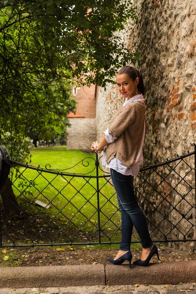 Hermosa chica viajando en la antigua ciudad — Foto de Stock