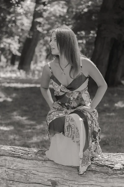 Jonge brunette vrouw in een witte jurk. Een meisje staat in het midden van de roze bloemen veld op een zonnige dag. Veld bloemen schoonheid, natuur, -het concept van land vakantie. Artikel over vakantie. — Stockfoto