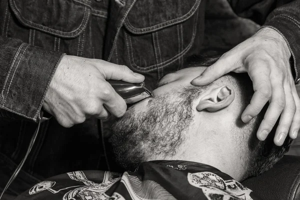 Homens de corte de cabelo Barbearia. Cabeleireiros masculinos; barbeiros. Barbeiro corta cliente com tesoura . — Fotografia de Stock