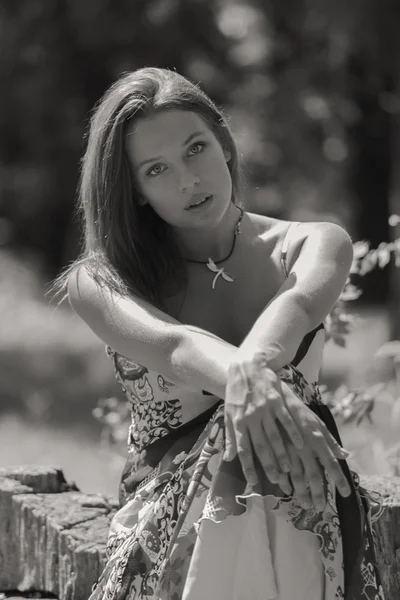 Jeune femme brune en robe blanche. Une fille se tient au milieu du champ de fleurs roses par une journée ensoleillée. Champ, fleurs beauté, nature, - Le concept de vacances à la campagne. Article sur les vacances . — Photo