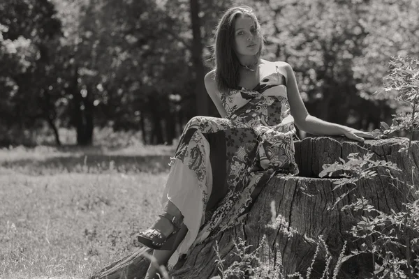 Mulher morena jovem em um vestido branco. Uma menina fica no meio do campo de flores cor-de-rosa em um dia ensolarado. Campo, flores beleza, natureza, - O conceito de férias no campo. Artigo sobre férias . — Fotografia de Stock