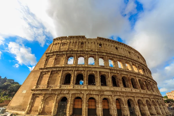 Uitzicht op het Colosseum in een zonnige dag. Rome, Italië — Stockfoto