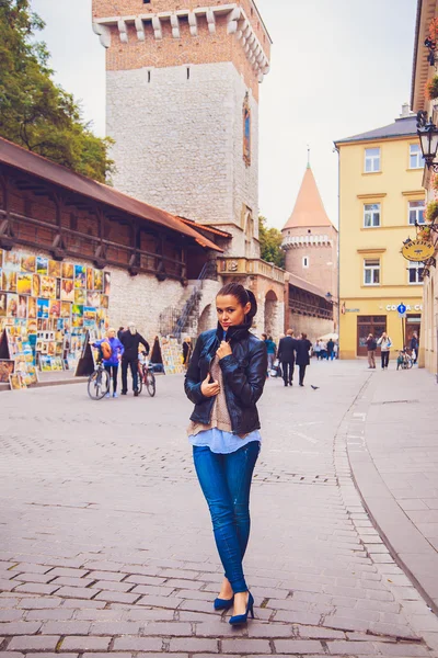 Hermosa chica viajando en la antigua ciudad — Foto de Stock