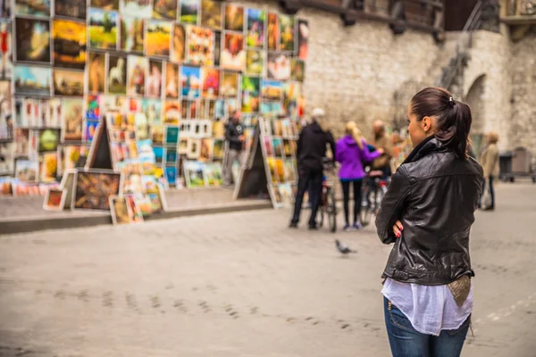 Hermosa chica viajando en la antigua ciudad — Foto de Stock