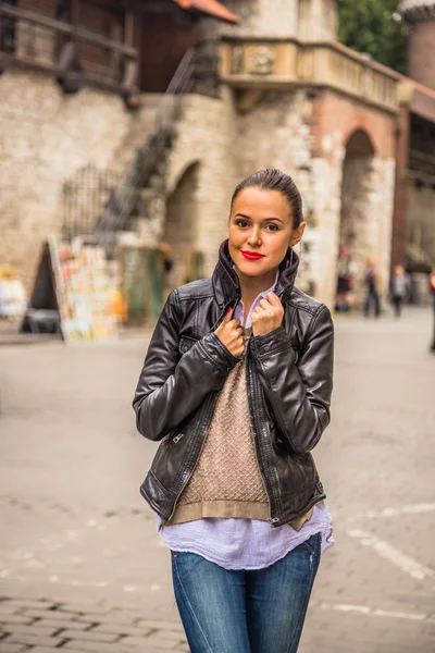 Bella ragazza che viaggia nella città antica — Foto Stock