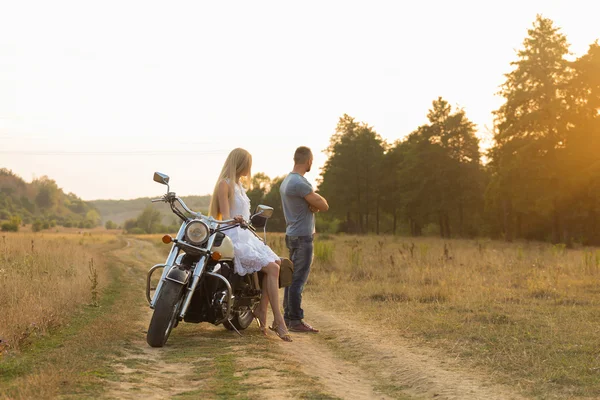 Junges Paar auf einem Feld — Stockfoto