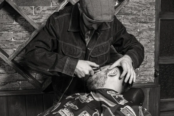 Hårklipp-menn, Barbershop. Herrefrisører, frisører. Frisørklipp - klient med saks . – stockfoto