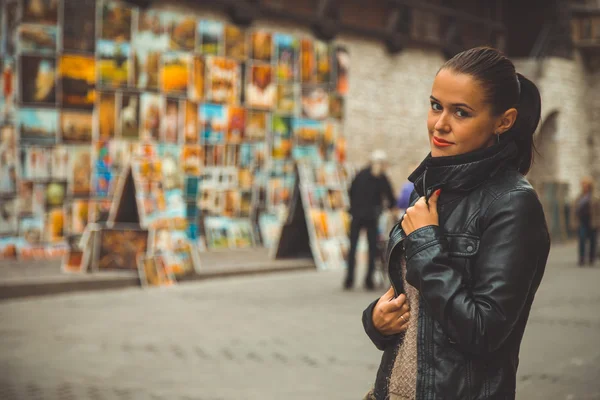 Menina bonita viajando na cidade antiga — Fotografia de Stock