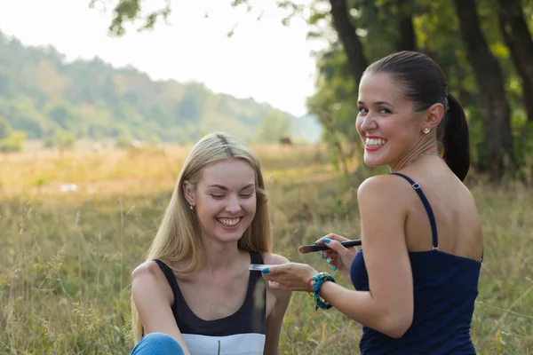 Trabajo en el maquillaje al aire libre . — Foto de Stock