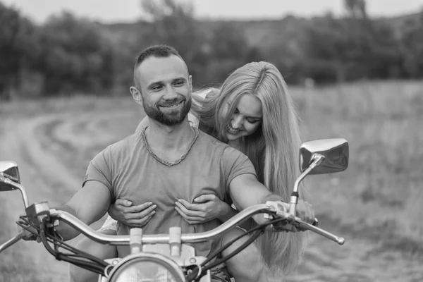 Young couple in a field — Stock Photo, Image