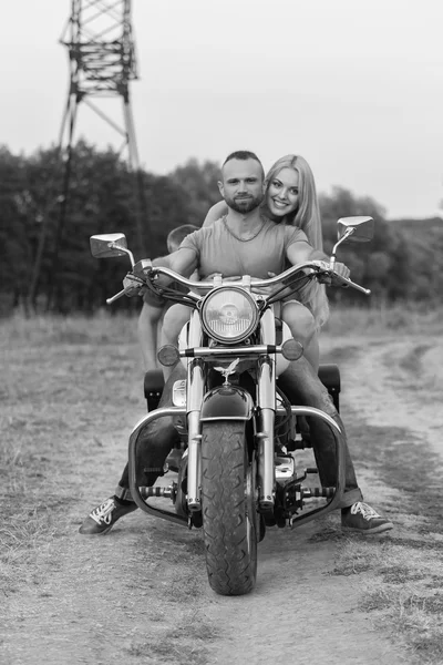 Jovem casal em um campo — Fotografia de Stock