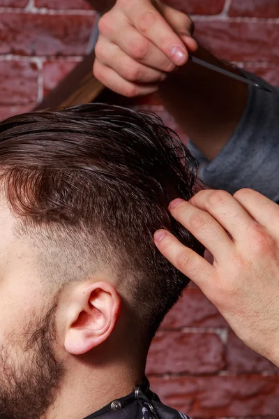 Barbearia de clientes. Cabeleireiros cabelo feito para o cliente. Preparação — Fotografia de Stock