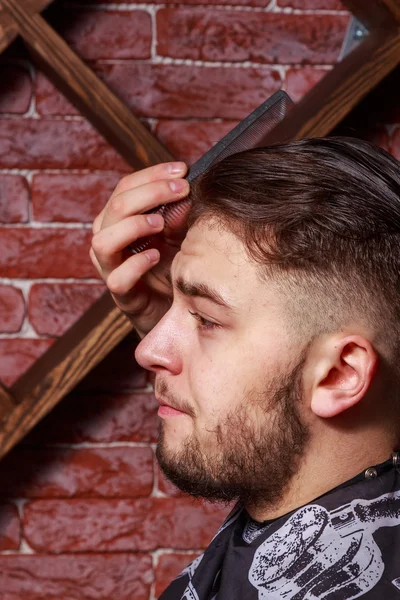 Barbearia de clientes. Cabeleireiros cabelo feito para o cliente. Preparação — Fotografia de Stock