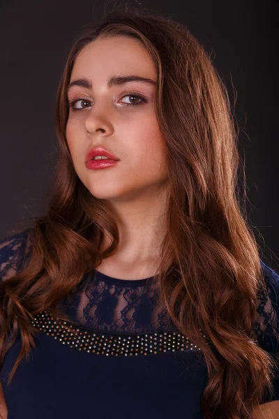 En flicka i en kort kjol på en ljus bakgrund. Vacker ung kvinna. Vackra professionell makeup. — Stockfoto
