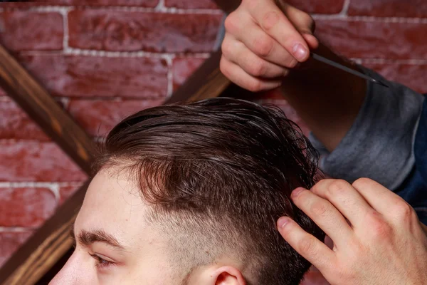 Klienten Barbershop. Frisörer hår till klienten. Grooming — Stockfoto