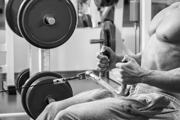 Atleta en el gimnasio haciendo empuje vertical. El poder de ejercitar los músculos de la espalda. Fotos para revistas deportivas, carteles y sitios web . —  Fotos de Stock