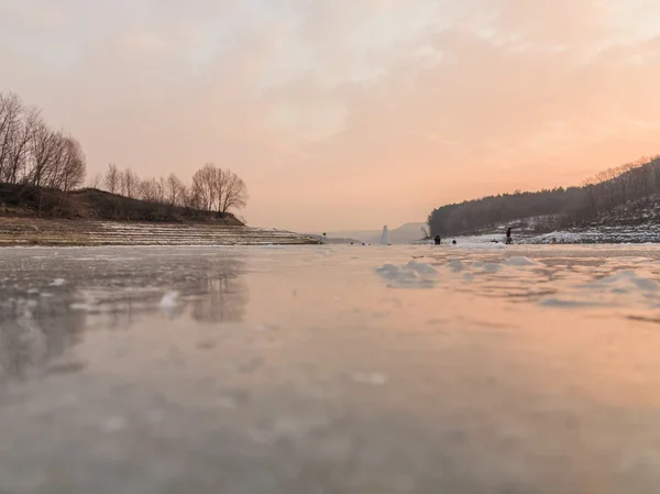 Hermoso paisaje de invierno en el río. Río en hielo. Pesca de invierno —  Fotos de Stock