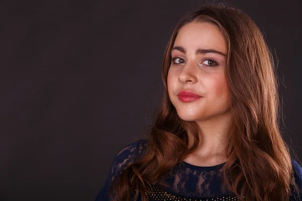 Una chica con una falda corta sobre un fondo claro. Hermosa joven. Hermoso maquillaje profesional . —  Fotos de Stock