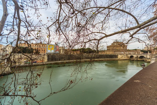 ROME - January 12: Nice view of the river Tiber January 12, 2016 in Rome, Italy. — Stock Photo, Image