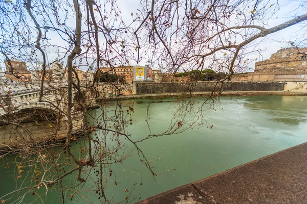 Róma - január 12-én: Szép kilátással a folyóra, Tiberis 2016. január 12-Róma, Olaszország. — Stock Fotó