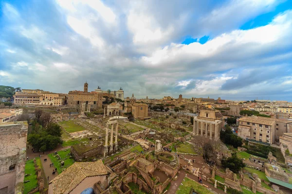 Rome - 13 januari: Uitzicht op het Forum Romanum op 13 januari 2016 in Rome, Italië. — Stockfoto