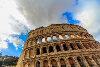 Güneşli bir günde Coliseum görünümünü. Roma, İtalya