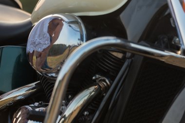 Genç bir çift tarlada