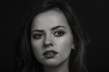 Güzellik moda portre bir esmer. Düşük anahtar bir kız portresi