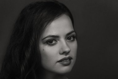 Güzellik moda portre bir esmer. Düşük anahtar bir kız portresi