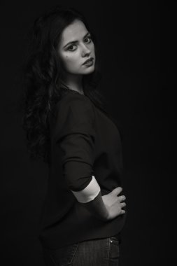 Güzellik moda portre bir esmer. Düşük anahtar bir kız portresi