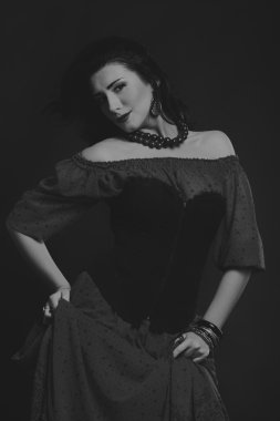 Kırmızı ve siyah elbiseli güzel esmer