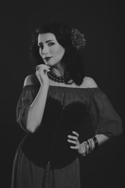 Kırmızı ve siyah elbiseli güzel esmer