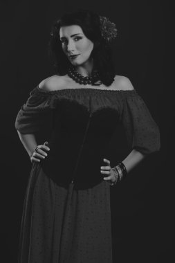 Kırmızı ve siyah elbiseli güzel esmer