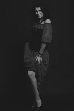 Kırmızı ve siyah elbiseli güzel esmer