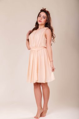 Hafif bir arka plan üzerinde kısa bir etek bir kız. Güzel ve genç birbayan. Güzel profesyonel makyaj.