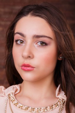 Hafif bir arka plan üzerinde kısa bir etek bir kız. Güzel ve genç birbayan. Güzel profesyonel makyaj.