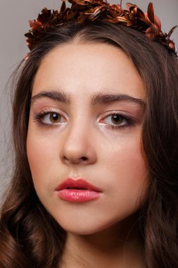 Hafif bir arka plan üzerinde kısa bir etek bir kız. Güzel ve genç birbayan. Güzel profesyonel makyaj.