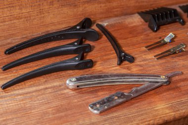 Araçlar Kuaför. Berber araçlar ahşap arka plan üzerinde