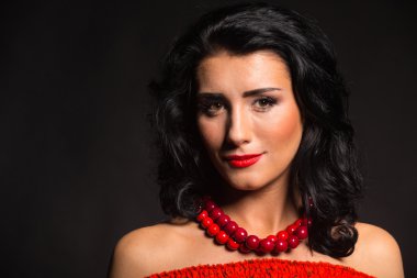 Kırmızı ve siyah elbiseli güzel esmer