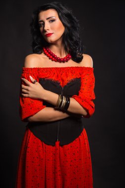 Kırmızı ve siyah elbiseli güzel esmer