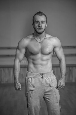 Kameraya poz yakışıklı atletik erkek