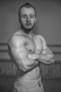 Kameraya poz yakışıklı atletik erkek