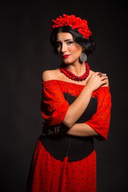 Kırmızı ve siyah elbiseli güzel esmer