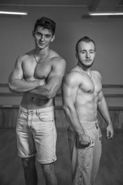 Kameraya poz yakışıklı atletik erkek