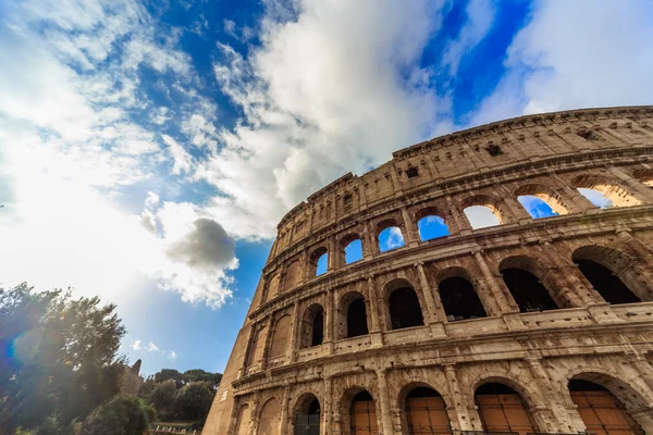 Vista del Coliseo en un día soleado. Roma, Italia — Foto de Stock