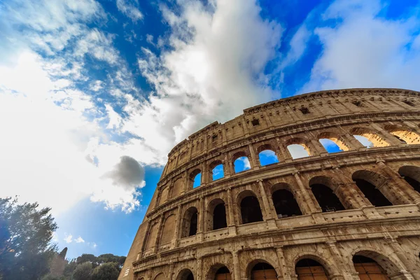Pohled na Koloseum v slunečný den. Řím, Itálie — Stock fotografie